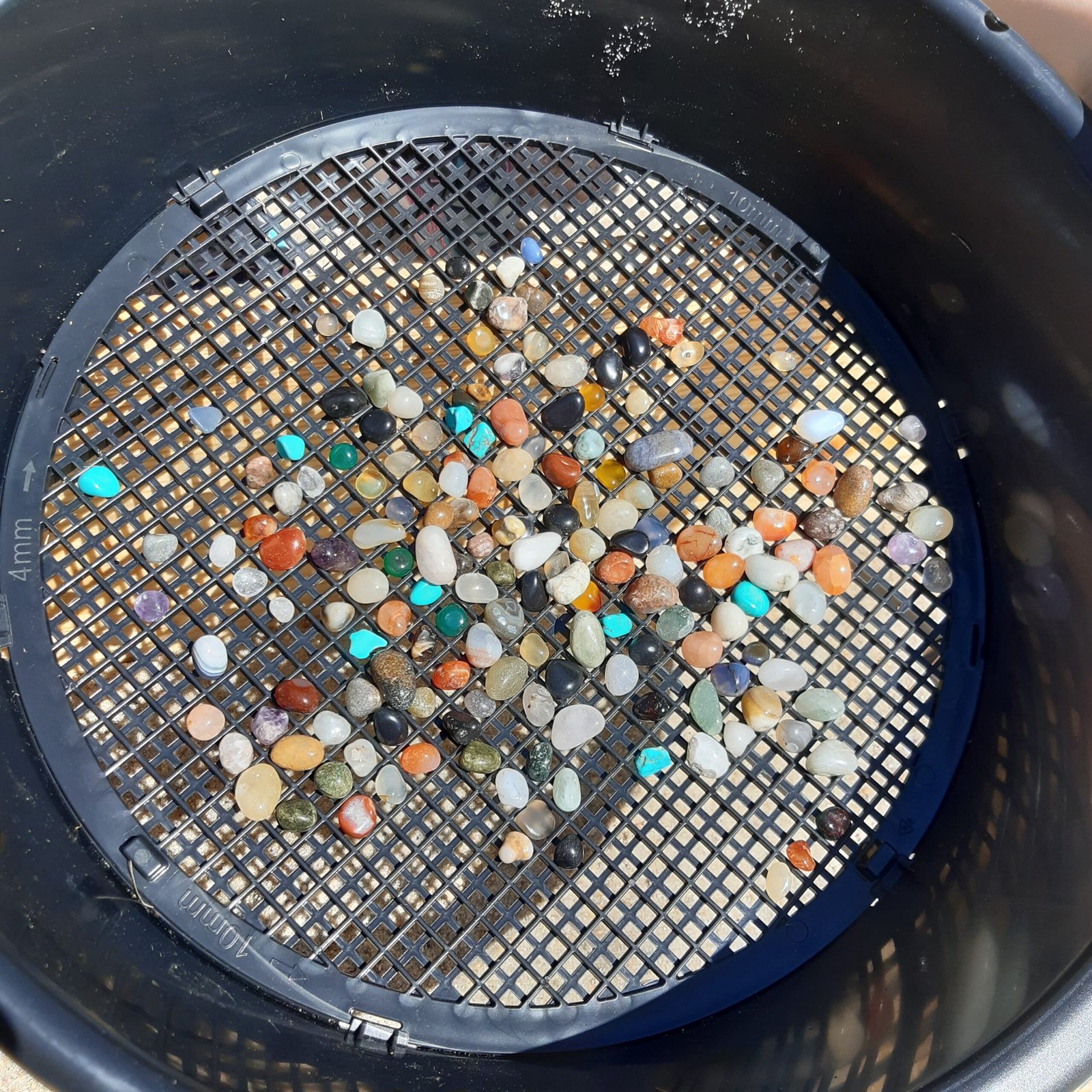 Edelsteinsuche für Kinder
Schatzsuche mit Edelsteinen
Kinder graben nach Edelsteinen
Sieben nach Edelsteinen im Sand
Abenteuer für kleine Schatzsucher
Mobile Edelstein-Erlebnisstation
Kinder bei der Edelstein-Schatzsuche
Edelsteinwaschen für Kinder
Edelsteinspielplatz
Kinder entdecken Mineralien