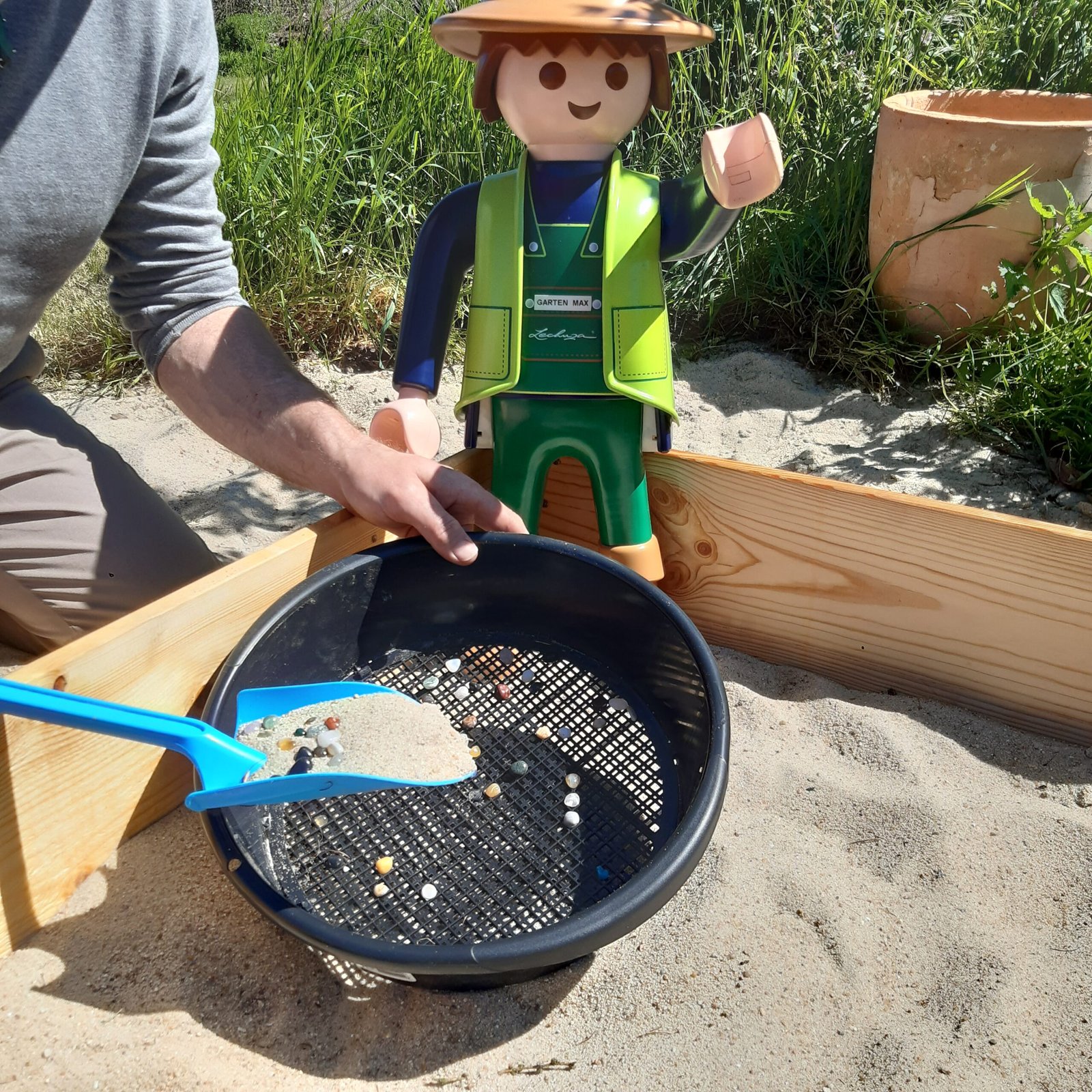 Edelsteinsuche für Kinder
Schatzsuche mit Edelsteinen
Kinder graben nach Edelsteinen
Sieben nach Edelsteinen im Sand
Abenteuer für kleine Schatzsucher
Mobile Edelstein-Erlebnisstation
Kinder bei der Edelstein-Schatzsuche
Edelsteinwaschen für Kinder
Edelsteinspielplatz
Kinder entdecken Mineralien