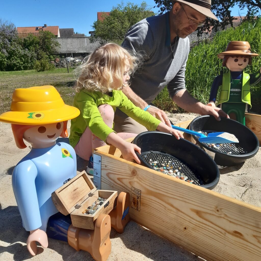 Halbedelsteine entdecken
Glitzersteine im Kies
Mitmachstation für kleine Entdecker
Naturerlebnis für Kinder
Lernspiel mit echten Edelsteinen
Geologie-Abenteuer für Kinder